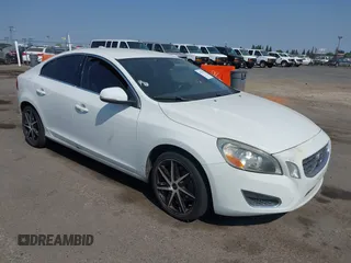 2012 Volvo S60 T5 z VIN YV1622FSXC2032045, wystawiony jako IAAI lot #39976578 z przebiegiem 135 936 mil mil oraz . Historia ofert i sprzedaży dostępna na DreamBid. Obrazek 1.