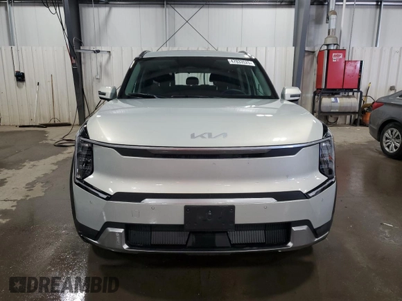 2024 Kia EV9 Wind z VIN KNDAFFS58R6018738, wystawiony jako Copart lot #47033525 z przebiegiem 18 434 mil mil oraz Szkoda całkowita • Salvage title. Historia ofert i sprzedaży dostępna na DreamBid. Obrazek 5.