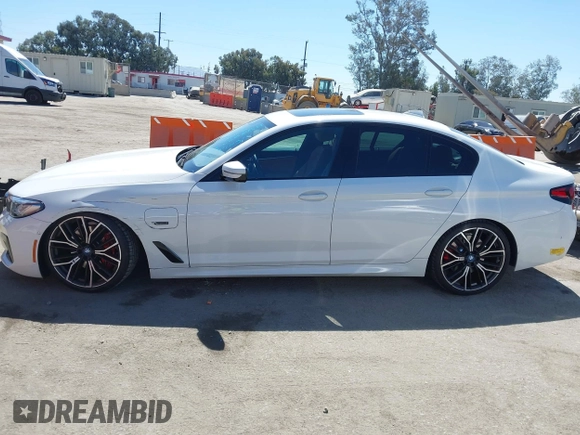 2022 BMW 5 Series 530e xDrive with VIN WBA33AG01NCJ52906, listed as a IAAI auction lot 42686511 with 45,710 mi miles and . Bid and sale history available at DreamBid. Image 14.
