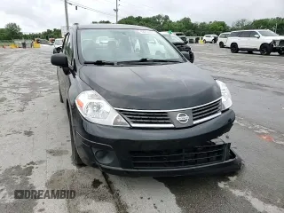 2009 Nissan Versa 1.6 z VIN 3N1CC11EX9L465053, wystawiony jako Copart lot #58202265 z przebiegiem 212 058 mil mil oraz Szkoda całkowita • Salvage title. Historia ofert i sprzedaży dostępna na DreamBid. Obrazek 13.