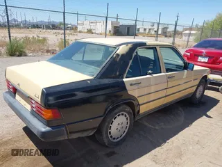 1985 Mercedes-Benz 190 z VIN WDBDA24C3FF107644, wystawiony jako IAAI lot #42111368 z przebiegiem 114 762 mil mil oraz . Historia ofert i sprzedaży dostępna na DreamBid. Obrazek 4.