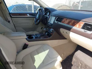 2012 Volkswagen Touareg Sport z VIN WVGFF9BP3CD003376, wystawiony jako IAAI lot #42249714 z przebiegiem 248 635 mil mil oraz . Historia ofert i sprzedaży dostępna na DreamBid. Obrazek 5.