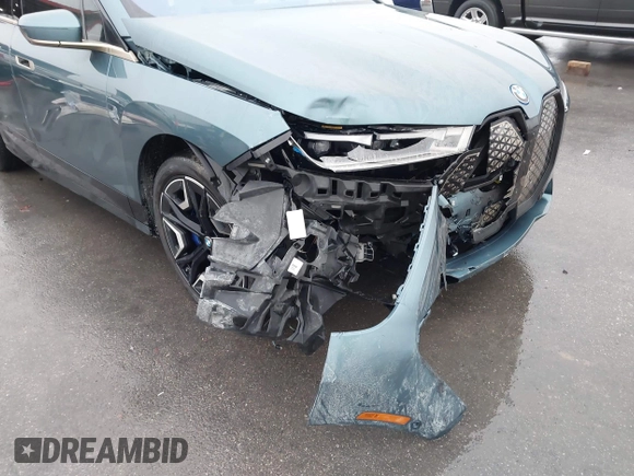 2022 BMW iX xDrive50 z VIN WB523CF03NCK45675, wystawiony jako IAAI lot #41443866 z przebiegiem 21 923 mil mil oraz . Historia ofert i sprzedaży dostępna na DreamBid. Obrazek 6.