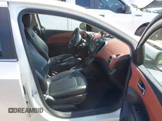 2015 Chevrolet Sonic LTZ z VIN 1G1JE6SB5F4106672, wystawiony jako IAAI lot #41520641 z przebiegiem 132 762 mil mil oraz . Historia ofert i sprzedaży dostępna na DreamBid. Obrazek 5.