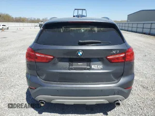 2018 BMW X1 sDrive28i z VIN WBXHU7C37J5H44758, wystawiony jako Copart lot #50888735 z przebiegiem 95 143 mil mil oraz Szkody całkowita. Historia ofert i sprzedaży dostępna na DreamBid. Obrazek 6.
