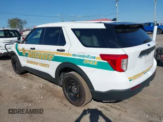 2022 Ford Police Interceptor Utility z VIN 1FM5K8AB2NGA02664, wystawiony jako IAAI lot #40499840 z przebiegiem 7 067 mil mil oraz . Historia ofert i sprzedaży dostępna na DreamBid. Obrazek 3.