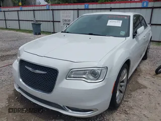 2016 Chrysler 300 Anniversary Edition z VIN 2C3CCAAG2GH343828, wystawiony jako IAAI lot #42291353 z przebiegiem 126 336 mil mil oraz . Historia ofert i sprzedaży dostępna na DreamBid. Obrazek 6.