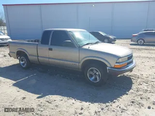 2001 Chevrolet S-10 LS with VIN 1GCCS19W318110029, listed as a IAAI auction lot 41507935 with 174,486 mi miles. Bid and sale history available at carsss.com. Image 1.