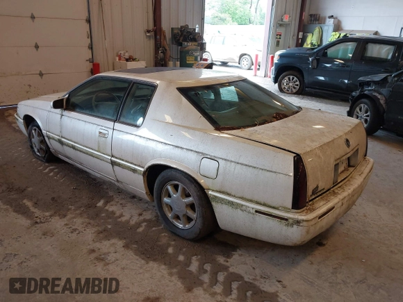 2001 Cadillac Eldorado Touring ETC z VIN 1G6ET12951B101641, wystawiony jako IAAI lot #42274235 z przebiegiem 119 965 mil mil oraz . Historia ofert i sprzedaży dostępna na DreamBid. Obrazek 3.