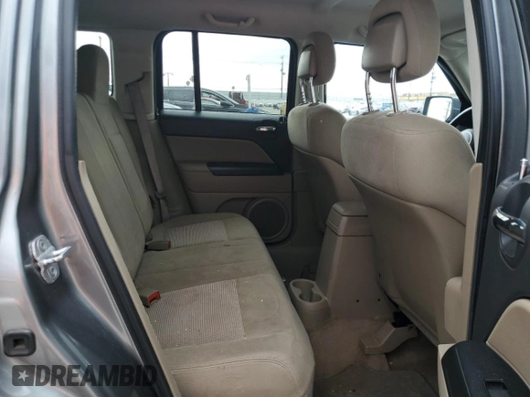 2013 Jeep Patriot Latitude z VIN 1C4NJRFB1DD101742, wystawiony jako Copart lot #59486385 z przebiegiem 92 001 mil mil oraz Czysty tytuł • Clean title. Historia ofert i sprzedaży dostępna na DreamBid. Obrazek 11.
