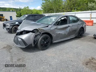 2025 Toyota Camry LE z VIN 4T1DAACK0SU526167, wystawiony jako Copart lot #58389335 z przebiegiem Nie podano mil oraz Nie do naprawy • Non repairable. Historia ofert i sprzedaży dostępna na DreamBid. Obrazek 1.