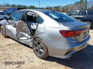 2023 Kia Forte LXS z VIN 3KPF24AD5PE616176, wystawiony jako IAAI lot #41737752 z przebiegiem 21 526 mil mil oraz . Historia ofert i sprzedaży dostępna na DreamBid. Obrazek 3.