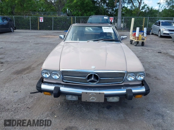1983 Mercedes-Benz 380 SL z VIN WDBBA45A1DB020815, wystawiony jako IAAI lot #42548157 z przebiegiem 104 615 mil mil oraz . Historia ofert i sprzedaży dostępna na DreamBid. Obrazek 12.
