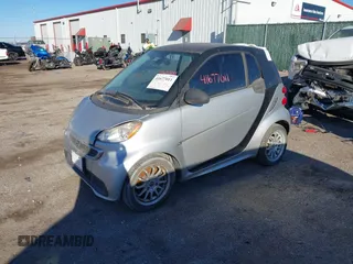 2013 Smart fortwo Pure z VIN WMEEJ3BA7DK614923, wystawiony jako IAAI lot #41677011 z przebiegiem 63 866 mil mil oraz . Historia ofert i sprzedaży dostępna na DreamBid. Obrazek 2.