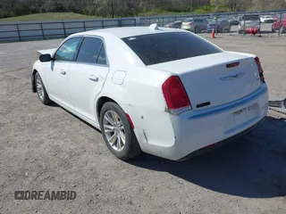2018 Chrysler 300 Touring L z VIN 2C3CCAAG8JH338608, wystawiony jako IAAI lot #42045663 z przebiegiem 220 813 mil mil oraz . Historia ofert i sprzedaży dostępna na DreamBid. Obrazek 3.