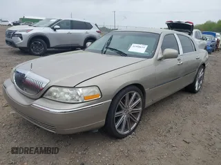 2003 Lincoln Town Car Signature z VIN 1LNHM82W73Y645995, wystawiony jako IAAI lot #41958634 z przebiegiem 172 960 mil mil oraz . Historia ofert i sprzedaży dostępna na DreamBid. Obrazek 17.