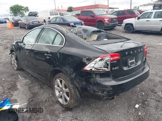 2016 Volvo S60 T5 Premier z VIN YV1612TK3G2411949, wystawiony jako IAAI lot #42353357 z przebiegiem 152 937 mil mil oraz . Historia ofert i sprzedaży dostępna na DreamBid. Obrazek 3.