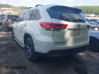 2017 Toyota Highlander LE z VIN 5TDZZRFH1HS227592, wystawiony jako IAAI lot #42162545 z przebiegiem 113 102 mil mil oraz . Historia ofert i sprzedaży dostępna na DreamBid. Obrazek 3.