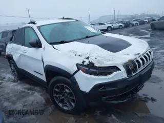 2021 Jeep Cherokee Trailhawk z VIN 1C4PJMBX5MD140170, wystawiony jako IAAI lot #41006444 z przebiegiem 52 407 mil mil oraz . Historia ofert i sprzedaży dostępna na DreamBid. Obrazek 1.