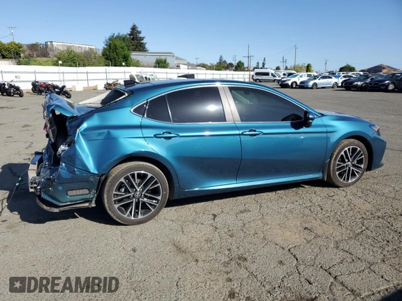 2025 Toyota Camry LE z VIN 4T1DBADK3SU502862, wystawiony jako Copart lot #51853575 z przebiegiem 31 601 mil mil oraz Szkoda całkowita • Salvage title. Historia ofert i sprzedaży dostępna na DreamBid. Obrazek 3.