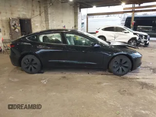 2025 Tesla Model 3 Long Range z VIN 5YJ3E1EA2SF909755, wystawiony jako IAAI lot #41667912 z przebiegiem 1 927 mil mil oraz . Historia ofert i sprzedaży dostępna na DreamBid. Obrazek 13.