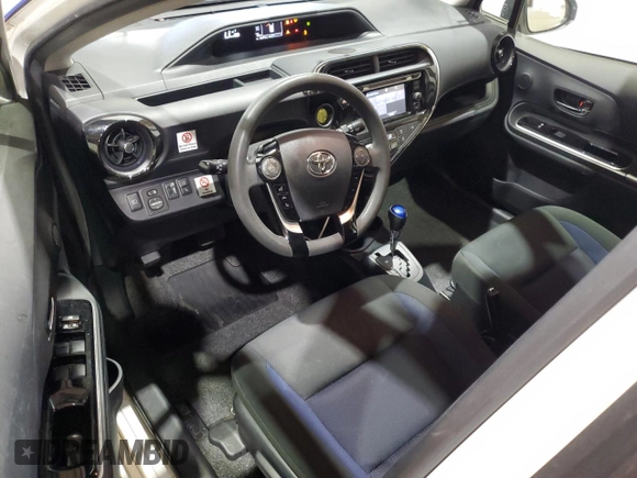 2018 Toyota Prius One z VIN JTDKDTB38J1615672, wystawiony jako Copart lot #53270015 z przebiegiem 55 974 mil mil oraz Czysty tytuł • Clean title. Historia ofert i sprzedaży dostępna na DreamBid. Obrazek 8.