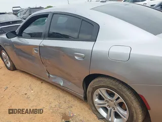 2015 Dodge Charger SE z VIN 2C3CDXBGXFH812970, wystawiony jako IAAI lot #42302350 z przebiegiem 204 107 mil mil oraz . Historia ofert i sprzedaży dostępna na DreamBid. Obrazek 6.