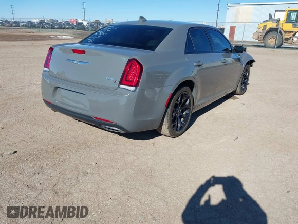 2019 Chrysler 300 S z VIN 2C3CCABG8KH538131, wystawiony jako IAAI lot #41342680 z przebiegiem 85 878 mil mil oraz . Historia ofert i sprzedaży dostępna na DreamBid. Obrazek 4.