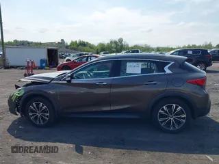 2018 Infiniti QX30 Premium z VIN SJKCH5CR0JA051889, wystawiony jako IAAI lot #42234392 z przebiegiem 104 095 mil mil oraz . Historia ofert i sprzedaży dostępna na DreamBid. Obrazek 14.