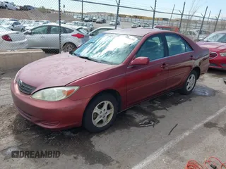 2004 Toyota Camry LE z VIN 4T1BE30K74U364617, wystawiony jako IAAI lot #42046280 z przebiegiem 150 659 mil mil oraz . Historia ofert i sprzedaży dostępna na DreamBid. Obrazek 2.