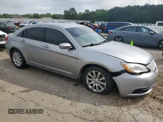 2013 Chrysler 200 Touring z VIN 1C3CCBBG8DN528490, wystawiony jako Copart lot #53862035 z przebiegiem 187 812 mil mil oraz Szkoda całkowita • Salvage title. Historia ofert i sprzedaży dostępna na DreamBid. Obrazek 4.