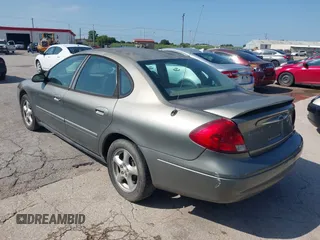 2003 Ford Taurus SE Standard z VIN 1FAFP53UX3A228383, wystawiony jako IAAI lot #42700752 z przebiegiem 182 598 mil mil oraz . Historia ofert i sprzedaży dostępna na DreamBid. Obrazek 3.
