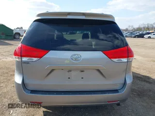 2014 Toyota Sienna LE AAS z VIN 5TDKK3DC9ES454227, wystawiony jako IAAI lot #42030131 z przebiegiem 107 392 mil mil oraz . Historia ofert i sprzedaży dostępna na DreamBid. Obrazek 16.