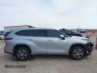 2022 Toyota Highlander XLE z VIN 5TDGZRAH8NS090208, wystawiony jako IAAI lot #41711763 z przebiegiem 64 843 mil mil oraz . Historia ofert i sprzedaży dostępna na DreamBid. Obrazek 13.