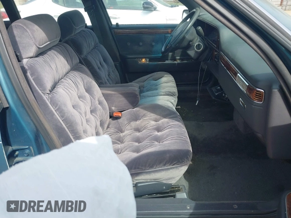 1993 Chrysler New Yorker z VIN 1C3XV66R5PD188692, wystawiony jako IAAI lot #41832600 z przebiegiem 146 380 mil mil oraz . Historia ofert i sprzedaży dostępna na DreamBid. Obrazek 5.