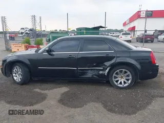 2006 Chrysler 300 Touring z VIN 2C3LA53G36H113174, wystawiony jako IAAI lot #42274652 z przebiegiem 229 422 mil mil oraz . Historia ofert i sprzedaży dostępna na DreamBid. Obrazek 14.