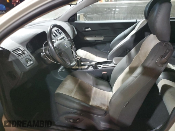 2008 Volvo C30 Version 1.0 z VIN YV1MK672882062861, wystawiony jako Copart lot #43579615 z przebiegiem 160 011 mil mil oraz Szkody całkowita. Historia ofert i sprzedaży dostępna na DreamBid. Obrazek 7.