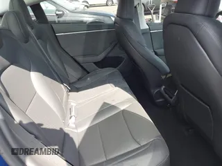 2025 Tesla Model 3 Long Range z VIN 5YJ3E1EB3SF907019, wystawiony jako IAAI lot #42117014 z przebiegiem 3 323 mil mil oraz . Historia ofert i sprzedaży dostępna na DreamBid. Obrazek 8.