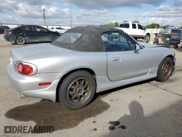 2003 Mazda MX-5 Miata Cloth z VIN JM1NB353X30311086, wystawiony jako Copart lot #57685445 z przebiegiem 141 634 mil mil oraz Szkoda całkowita • Salvage title. Historia ofert i sprzedaży dostępna na DreamBid. Obrazek 3.