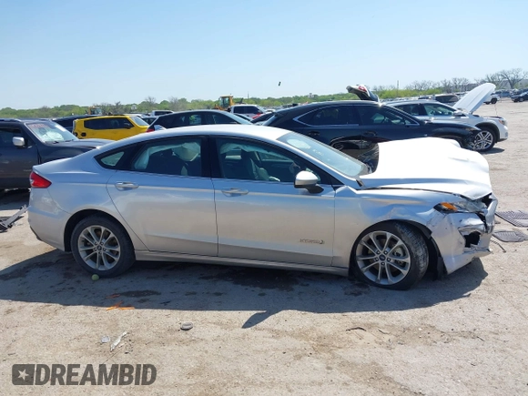2019 Ford Fusion SE with VIN 3FA6P0LU1KR222141, listed as a IAAI auction lot 42000677 with 122,898 mi miles and . Bid and sale history available at carsss.com. Image 13.
