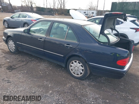 1999 Mercedes-Benz E-Class with VIN WDBJF65H1XA817789, listed as a IAAI auction lot 41818511 with 999,999 mi miles. Bid and sale history available at carsss.com. Image 3.