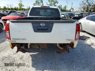 2017 Nissan Frontier SV z VIN 1N6BD0CT1HN734418, wystawiony jako Copart lot #64364385 z przebiegiem 102 954 mil mil oraz Czysty tytuł • Clean title. Historia ofert i sprzedaży dostępna na DreamBid. Obrazek 6.
