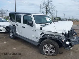 2020 Jeep Wrangler Unlimited Sport S z VIN 1C4HJXDG6LW241594, wystawiony jako IAAI lot #42045756 z przebiegiem 98 642 mil mil oraz . Historia ofert i sprzedaży dostępna na DreamBid. Obrazek 1.