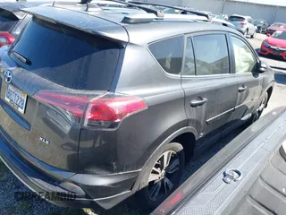 2018 Toyota RAV4 XLE z VIN JTMWFREV4JJ168138, wystawiony jako IAAI lot #41845337 z przebiegiem 122 509 mil mil oraz . Historia ofert i sprzedaży dostępna na DreamBid. Obrazek 4.