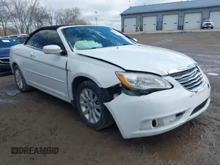 2013 Chrysler 200 Touring z VIN 1C3BCBEGXDN766008, wystawiony jako IAAI lot #41732853 z przebiegiem 139 724 mil mil oraz . Historia ofert i sprzedaży dostępna na DreamBid. Obrazek 1.