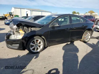 2016 Volvo S60 T5 Drive-E z VIN YV126MFJ0G2403418, wystawiony jako Copart lot #81781084 z przebiegiem 111 981 mil mil oraz Szkoda całkowita • Salvage title. Historia ofert i sprzedaży dostępna na DreamBid. Obrazek 1.