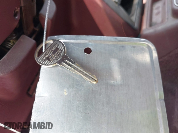 1988 Mazda 626 z VIN JM1GD2221J1550574, wystawiony jako IAAI lot #42415062 z przebiegiem 190 747 mil mil oraz . Historia ofert i sprzedaży dostępna na DreamBid. Obrazek 11.