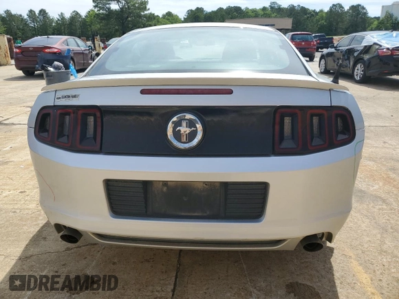 2013 Ford Mustang V6 z VIN 1ZVBP8AM8D5256204, wystawiony jako Copart lot #56149115 z przebiegiem 136 830 mil mil oraz Szkoda całkowita • Salvage title. Historia ofert i sprzedaży dostępna na DreamBid. Obrazek 6.