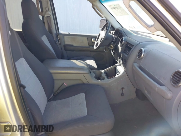 2004 Ford Expedition Special Service with VIN 1FMRU15W64LA44633, listed as a IAAI auction lot 41719498 with 109,005 mi miles. Bid and sale history available at carsss.com. Image 5.