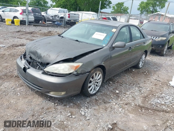 2003 Toyota Camry LE z VIN 4T1BF30K53U555156, wystawiony jako IAAI lot #42144121 z przebiegiem 300 328 mil mil oraz . Historia ofert i sprzedaży dostępna na DreamBid. Obrazek 2.